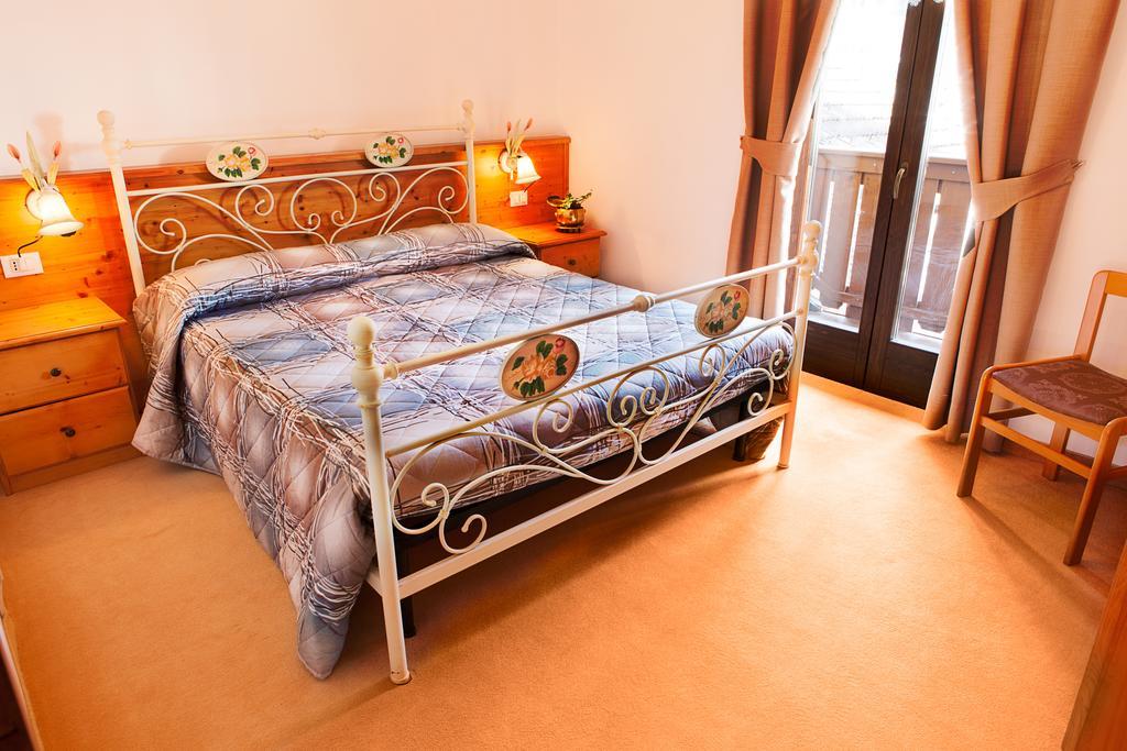 Bed and Breakfast Garni Bonsai Pinzolo Zimmer foto