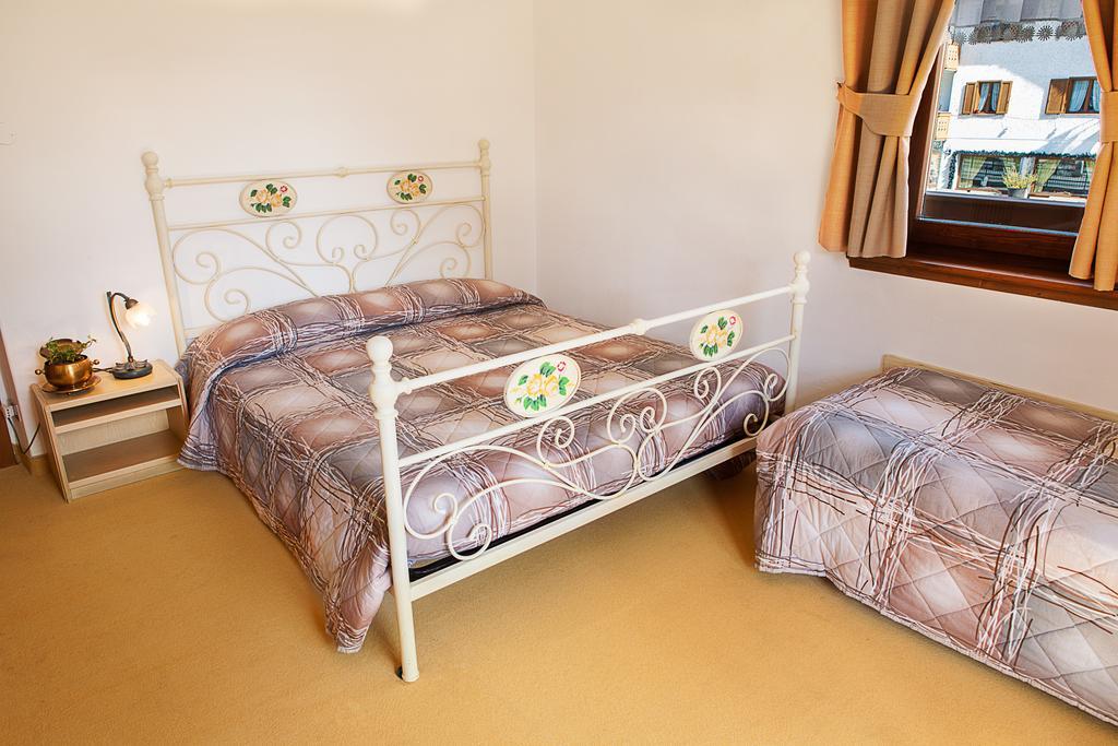 Bed and Breakfast Garni Bonsai Pinzolo Zimmer foto