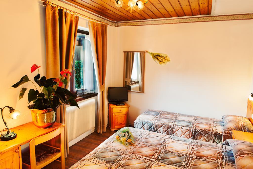 Bed and Breakfast Garni Bonsai Pinzolo Zimmer foto